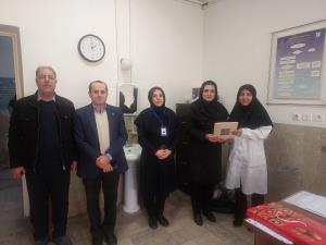 تقدیر از کارشناس مسئول تجهیزات پزشکی مرکز 
